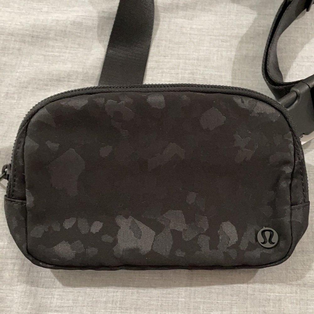 SOLD - Lululemon Everywhere Belt Bag 1L Fanny Pack